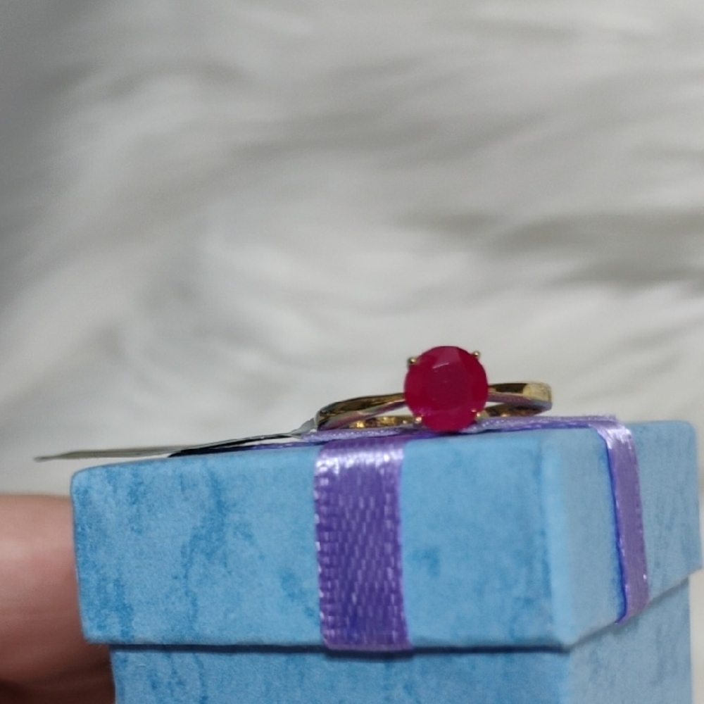 SALE! Elegant 10kt Solid Gold & Genuine 1.06 CTS Ruby Solitaire Ring - Picture 7 of 15